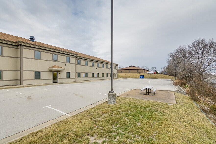 More Photos Of 2023 St. Mary's Blvd, Jefferson City Medical For Sale