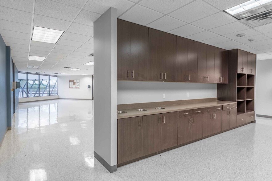 More Photos Of 6606 Lyndon B Johnson Fwy, Dallas Office For Lease
