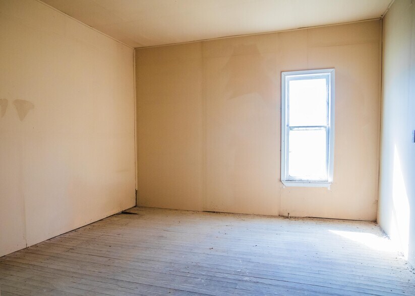 Primary Photo Of 804 Harrison St, Pawnee General Retail For Sale