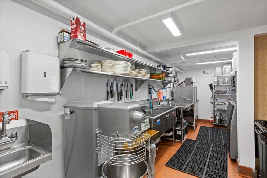 More Photos Of 28 Union St, Boothbay Harbor Restaurant For Sale