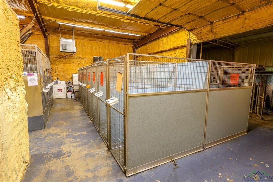 More Photos Of 1024 US Highway 59 N, Carthage Veterinarian Kennel For Sale