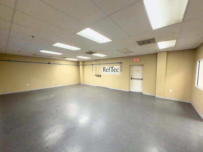 More Photos Of 6950 112th Cir, Largo Warehouse For Lease