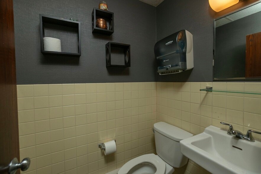 More Photos Of 307 E Center St, Rochester Office For Sale