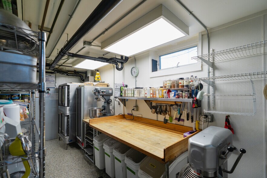 More Photos Of 927 S Cobb St, Palmer Restaurant For Sale