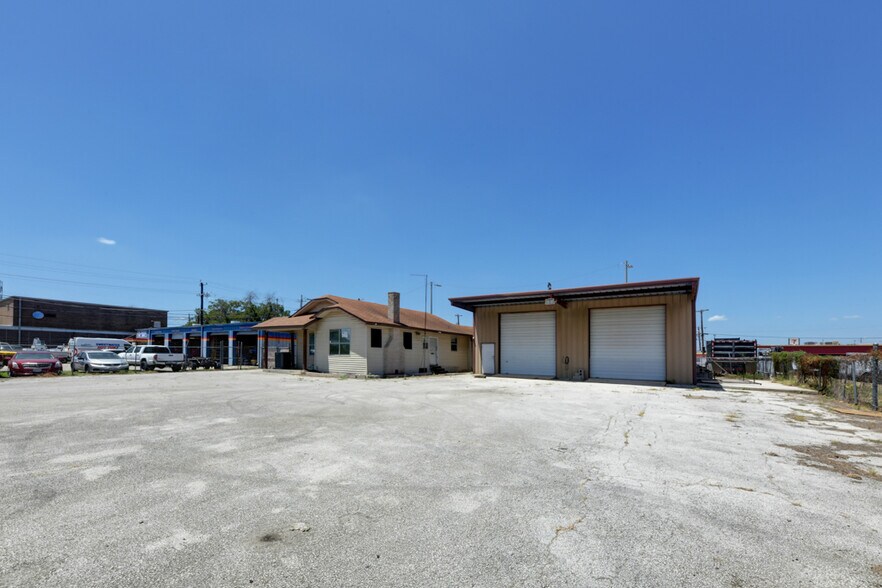 More Photos Of 113 W Lindbergh Blvd, Universal City Service For Sale