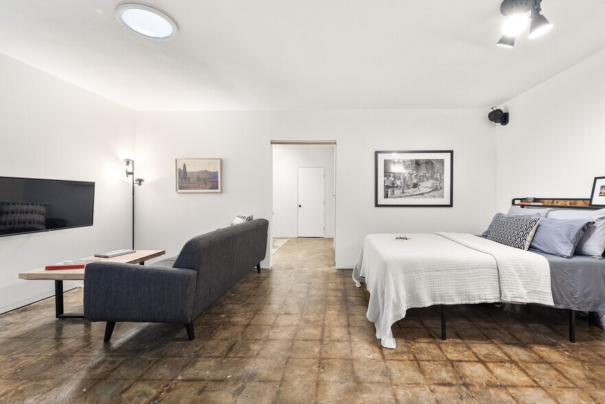 More Photos Of 10959 Venice Blvd, Los Angeles Flex For Sale