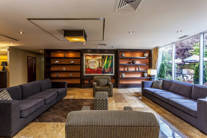 More Photos Of 1740 Boul René-Lévesque O, Montréal Hotel For Lease