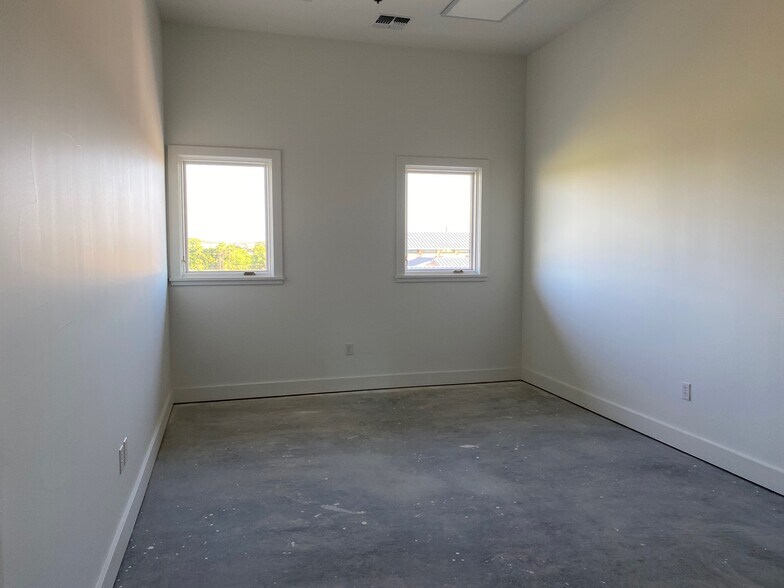 More Photos Of 330 Wonder World Dr, San Marcos Loft Creative Space For Sale