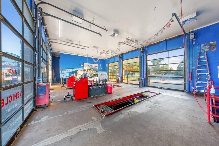 More Photos Of 18 W Merchants Dr, Montgomery Auto Repair For Sale