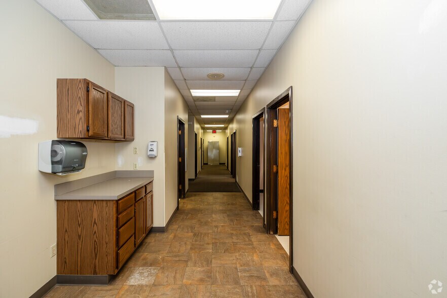 More Photos Of 2535 E Lincoln St, Wichita Medical For Lease