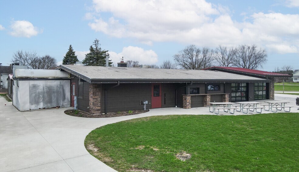 More Photos Of 707 W Park Ave, Kiel Restaurant For Sale