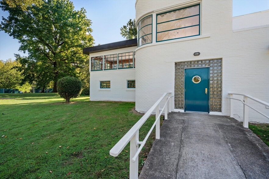 More Photos Of 3590 Thomas St, Memphis Office For Sale