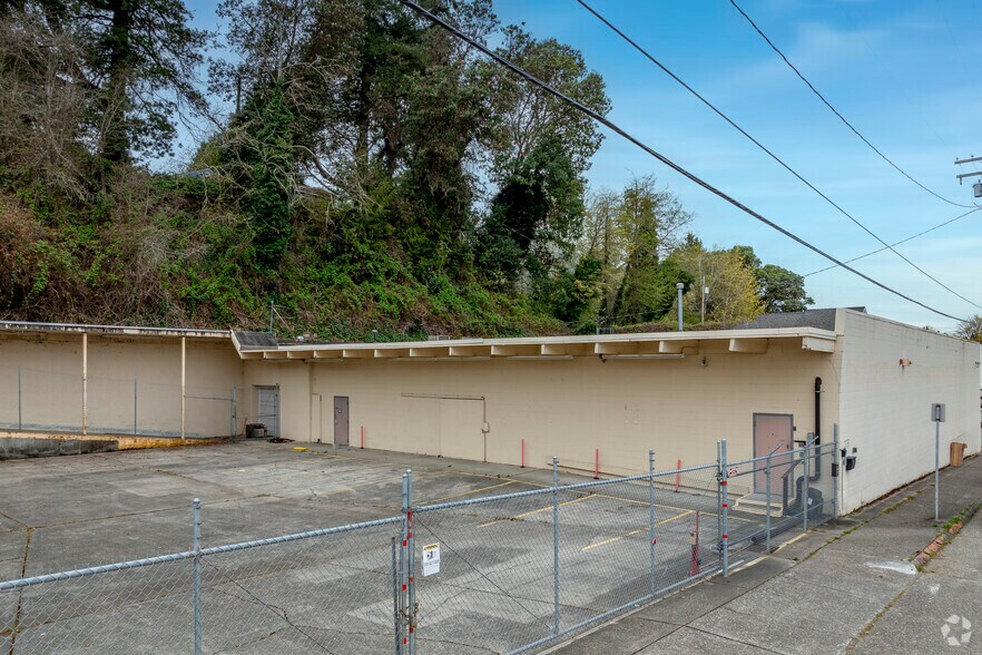 More Photos Of 335 N Wycoff Ave, Bremerton Distribution For Sale