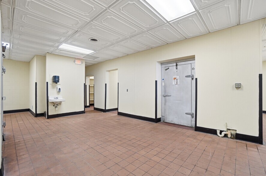 More Photos Of 1610 Germantown Rd, Middletown Restaurant For Sale