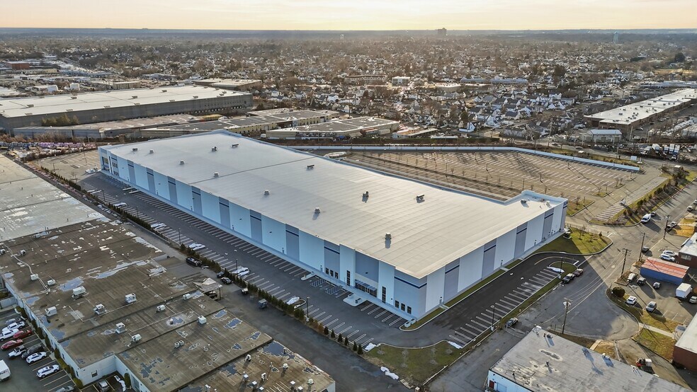 More Photos Of 125 New South Rd, Hicksville Warehouse For Lease