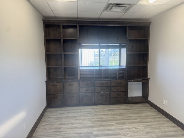 More Photos Of 1015 W Woodside St, Mcpherson Industrial For Sale