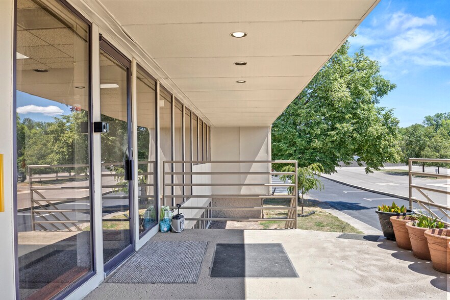 More Photos Of 24724 Lahser Rd, Southfield Office For Sale