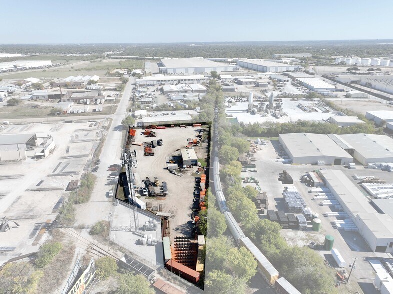 More Photos Of 2420 NE 35th St, Fort Worth Service For Lease