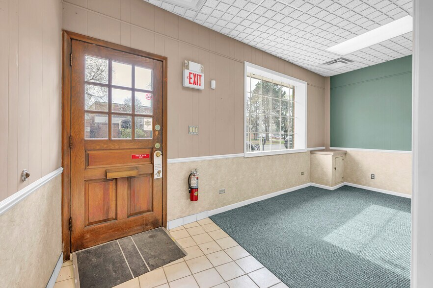 More Photos Of 20439 Mack Ave, Grosse Pointe Office For Sale