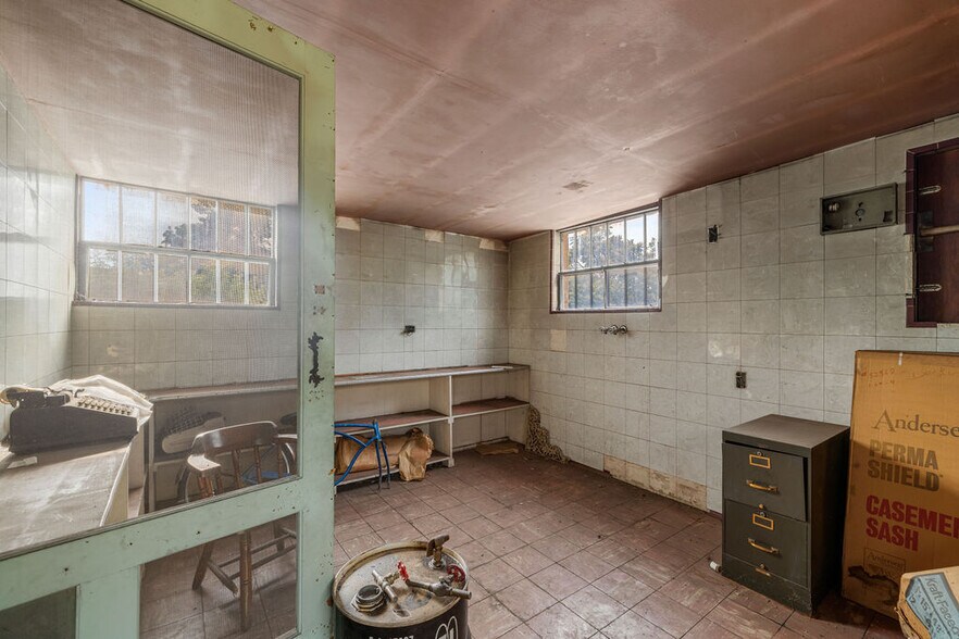 More Photos Of 1041 Niagara Ave, Niagara Falls Contractor Storage Yard For Sale