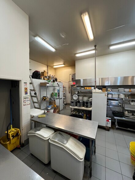 More Photos Of 1133 Boul Armand-Frappier, Ste-Julie Storefront For Lease
