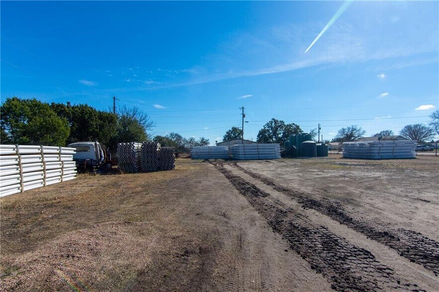 More Photos Of 500 Southland Dr, Burnet Flex For Lease