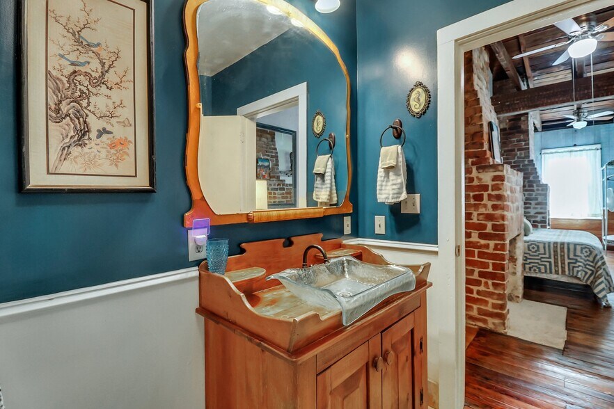 More Photos Of 8 E 41st St, Savannah Storefront Retail Residential For Sale