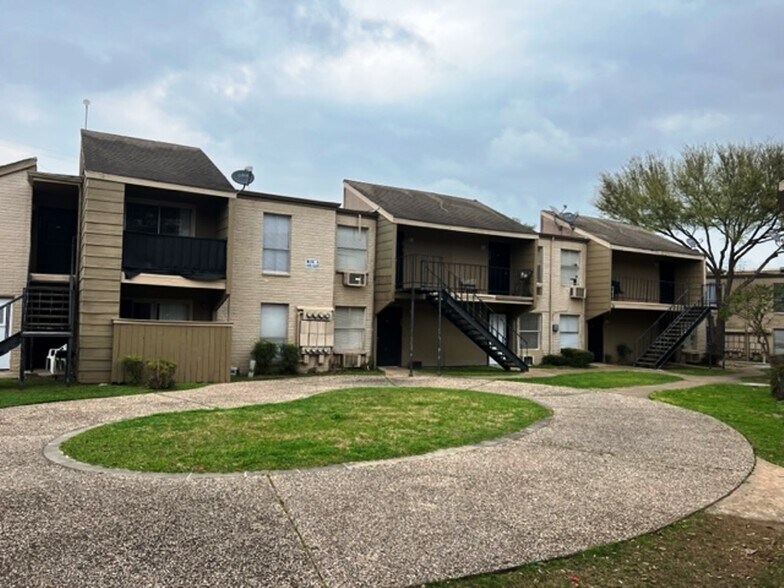 More Photos Of 7900 Creekbend Dr, Houston Apartments For Sale