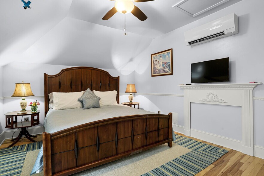 More Photos Of 504 W 5th St, Washington Hospitality For Sale