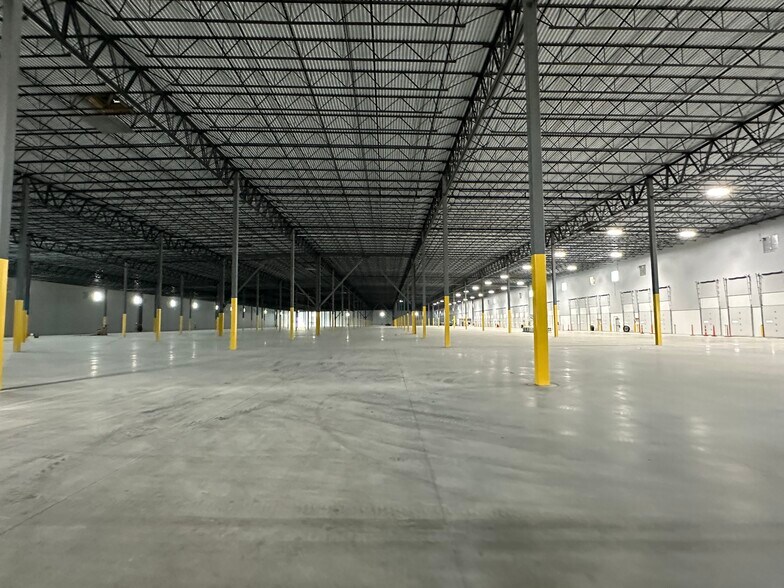 More Photos Of 116 Cameron St, Elizabethtown Distribution For Lease