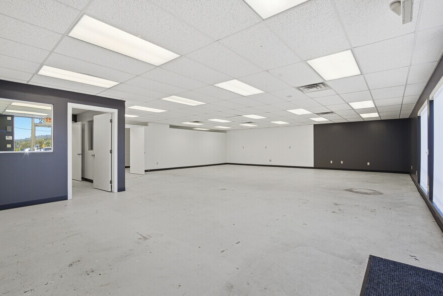 More Photos Of 2422-2424 W 41st St, Tulsa Showroom For Lease