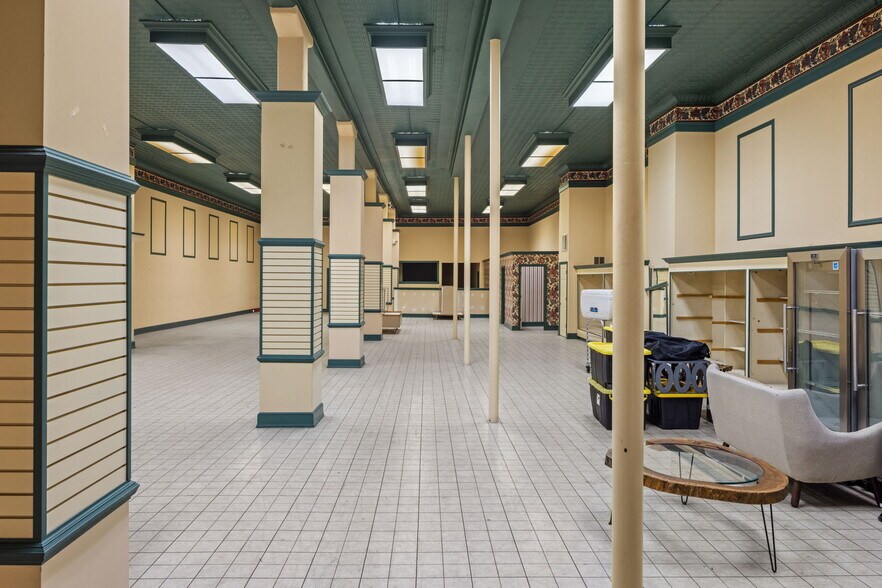 More Photos Of 203 N Court St, Florence Department Store For Sale