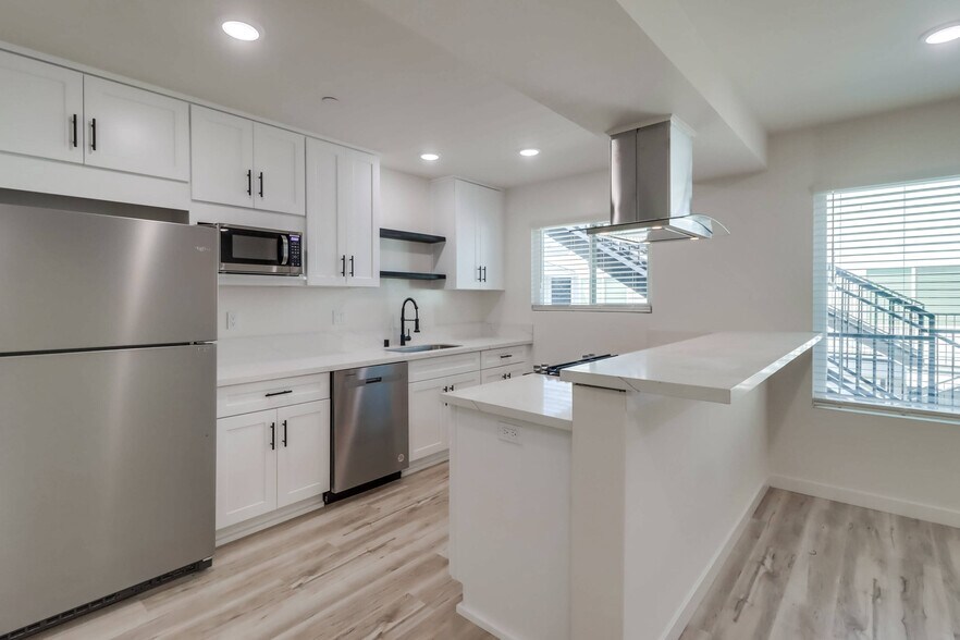 More Photos Of 1478 Hornblend St, San Diego Apartments For Sale