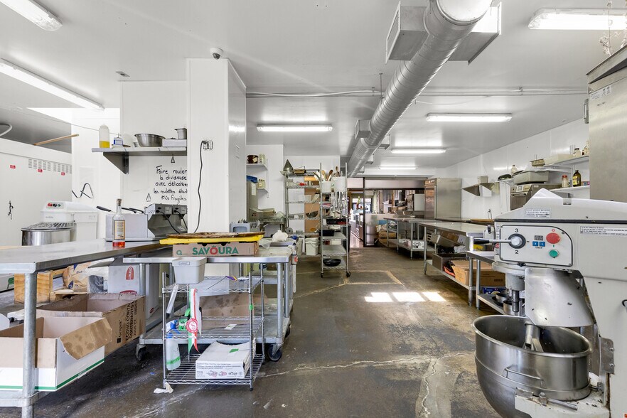 More Photos Of 2660-2664 St Notre-Dame O, Montréal Storefront For Lease