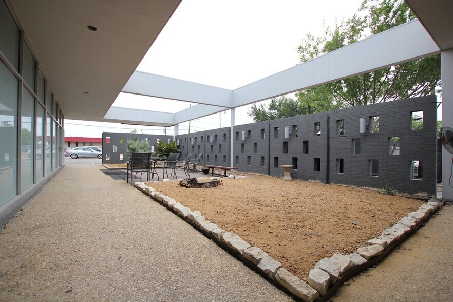 More Photos Of 2043 Empire Central Dr, Dallas Light Manufacturing For Sale