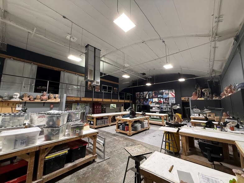 More Photos Of 2909-29121 Thornton Ave, Burbank Manufacturing For Lease