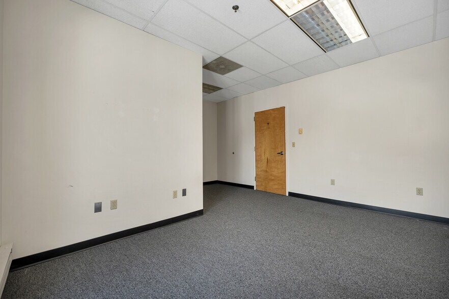 More Photos Of 41 Simon St, Nashua Flex For Lease