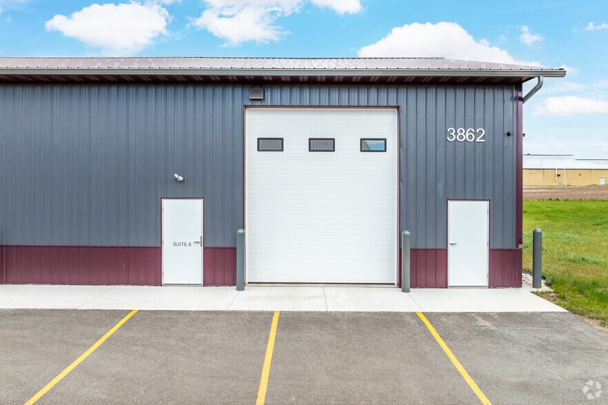 More Photos Of 3862 Norrie Dr, New Franken Showroom For Lease