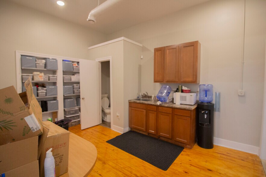 More Photos Of 921-927 S Burdick St, Kalamazoo Storefront Retail Office For Lease