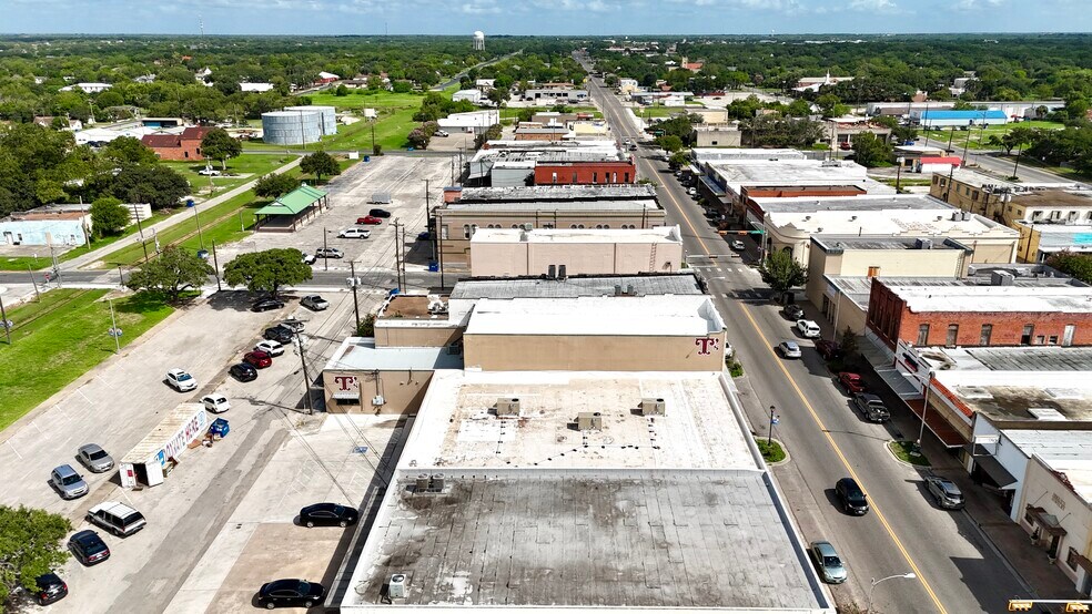 More Photos Of 209 N Washington St, Beeville Bar For Sale