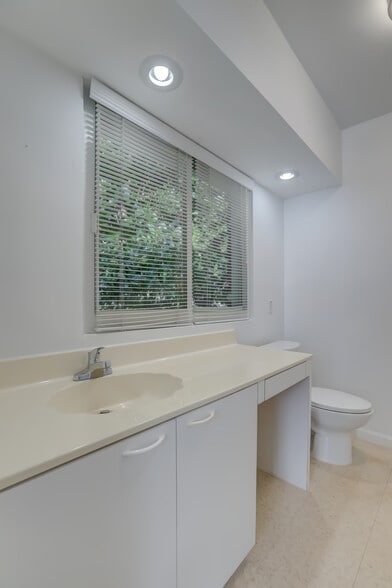 More Photos Of 8 SE 8th St, Fort Lauderdale Office For Sale