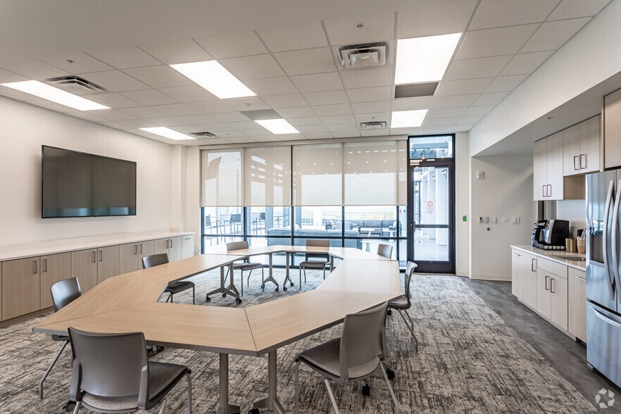 More Photos Of 5111-5115 W JB Hunt Dr, Rogers Unknown For Lease