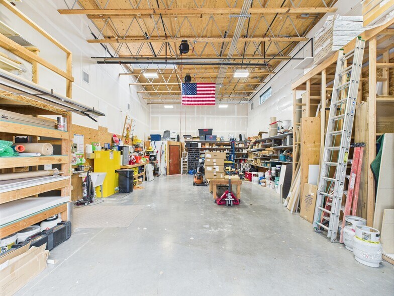 More Photos Of 5755 Willow Ln, Lake Oswego Showroom For Lease