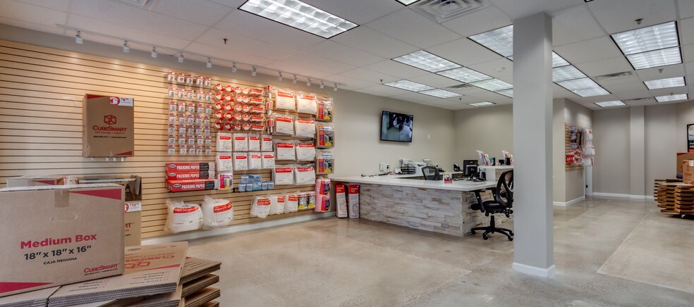 More Photos Of 555 Gemini St, Houston Self Storage For Lease