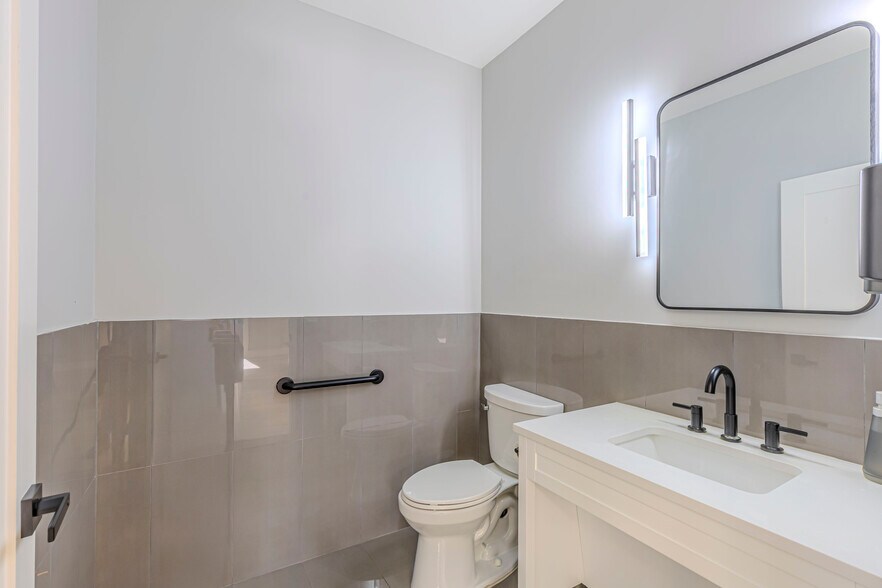 More Photos Of 3550 Westview Dr, Naples Showroom For Sale