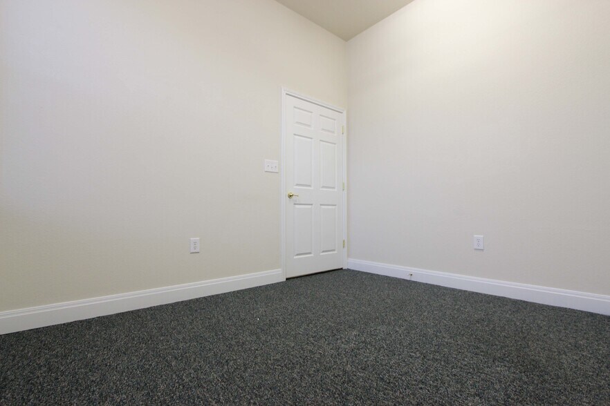 More Photos Of 1311 Chisholm Trl, Round Rock Office For Lease