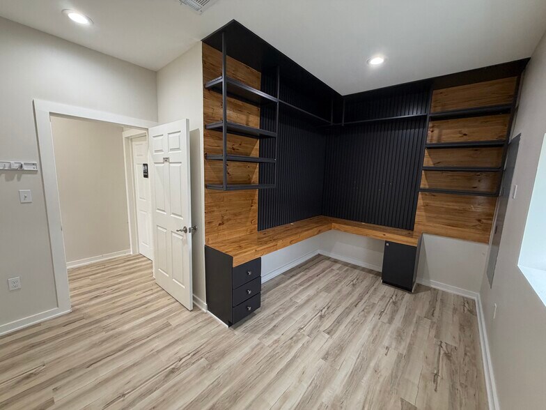 More Photos Of 11721 Von Quintus Rd, Austin Flex For Lease