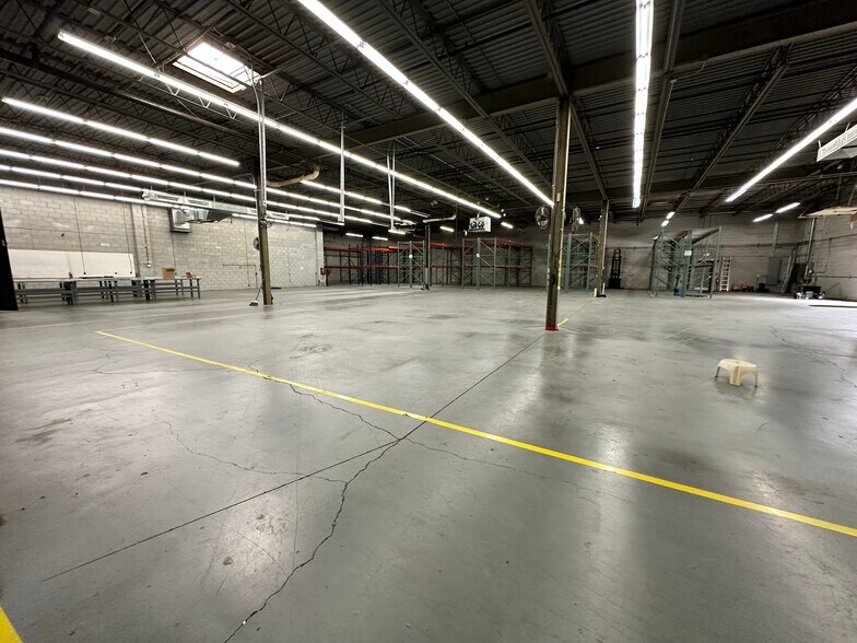 More Photos Of 333 W Hintz Rd, Wheeling Warehouse For Lease
