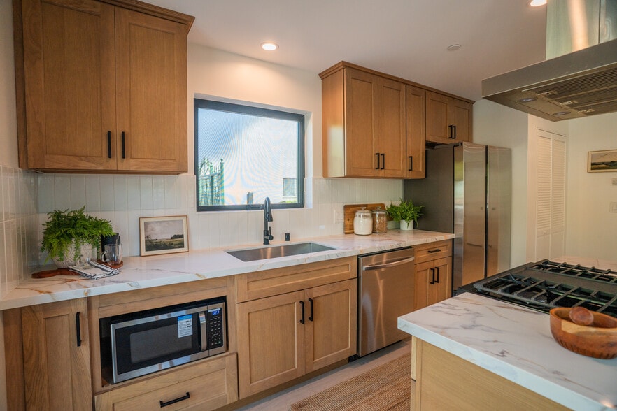 More Photos Of 528 Westminster Ave, Venice Apartments For Sale