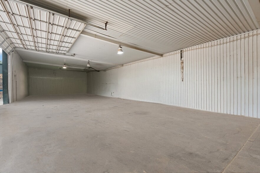 More Photos Of 308 Thomas Pl, Everman Warehouse For Sale